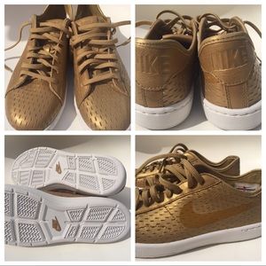 Gold Classic Nike Womens 7.5 rare tennis shoes
